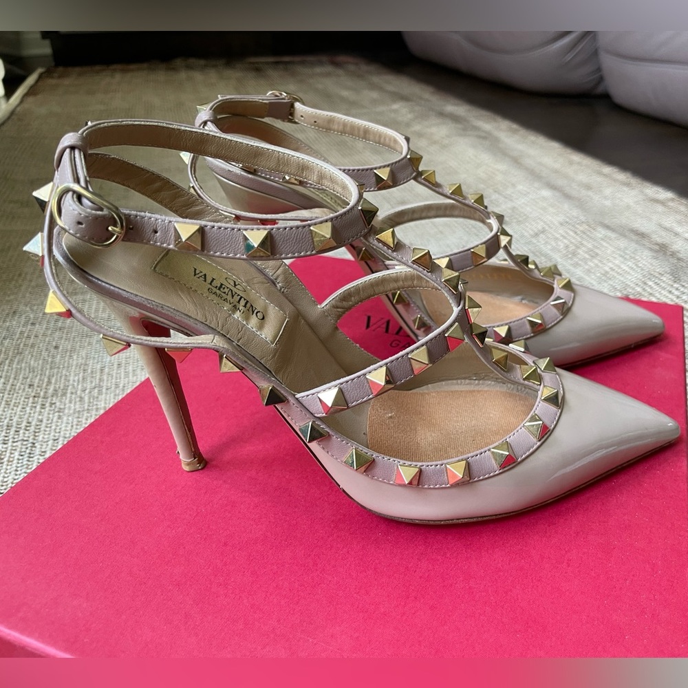 Valentino Garavani Rockstud T-Strap Pointed Toe Pump (Poudre)